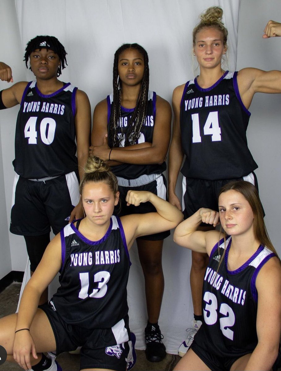 sonyamc32's tweet photo. The Countdown Has Started🤩💜🏀
Big G, Lil o! @OliviaTucker32 @YHC_Wbb @YHCAthletics #2022season #countdowntilltipoff
#DefendTheDen #GoMountainLions
#booksandbasketball #FightForFlight https://t.co/T6oXTwFkna