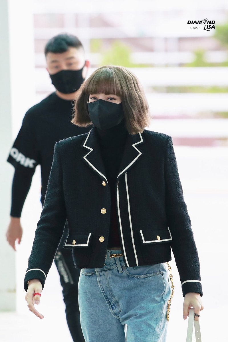 DiamondLISA0327's tweet photo. [HD] 𝟐𝟏𝟏𝟎𝟎𝟒 𝐈𝐂𝐍 출국

#LISA #LALISA
#리사 #라리사 https://t.co/KXdSC4WTJE