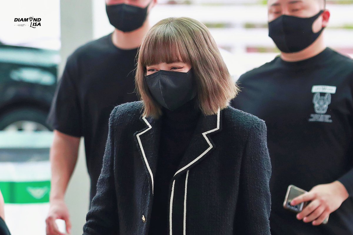 DiamondLISA0327's tweet photo. [HD] 𝟐𝟏𝟏𝟎𝟎𝟒 𝐈𝐂𝐍 출국

#LISA #LALISA
#리사 #라리사 https://t.co/KXdSC4WTJE