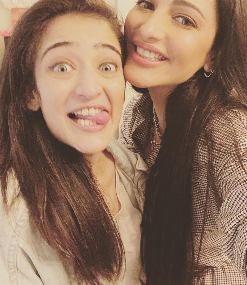 TeamSHOWkerala's tweet photo. Happy birthday @Iaksharahaasan 

#AksharaHaasan 
#ShrutiHaasan 
#TeamSHOWkerala
#TeamAKSHFCA 

Follow| @shrutihaasan 

@ShrutiH_FC @ShrutiHaasan_FC @ShrutiTrends @asikshrutian @VijiSrutihasan https://t.co/SZigHM8PqH