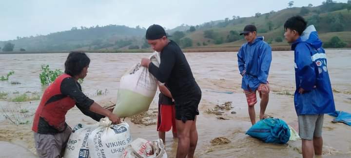 markchester_18's tweet photo. LOOK: Farmers from our province, devastated from floods due to Typhoon Maring, rendering useless their months of labor.
Farmers will be one of the sectors greatly affected by climate change, and we call on our leaders to make the right decision on COP26.
#CagayanNeedsHelpAgain https://t.co/UiD0CzqSlE