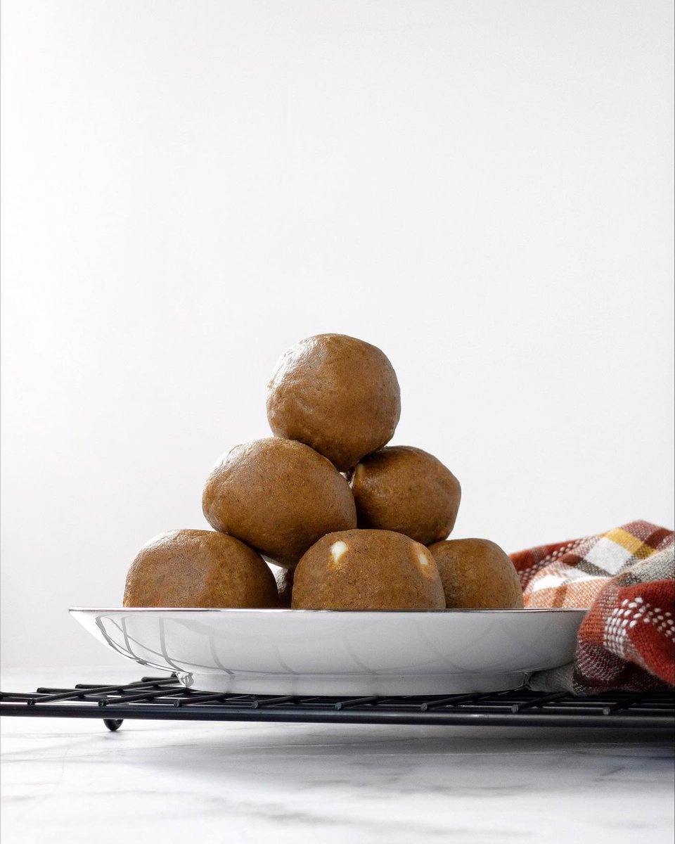 NutritionalRaw's tweet photo. Autumn Cookies Dough Balls

Who thought that white #chocolate would blend this well with #pumpkinspices and pumpkin puree? Well, Jessy from Popote ta vie had this great #recipe idea to share with you, and this is a delightful sweet bite!

https://t.co/im5eGzXZA9 https://t.co/tjxIrrqnro