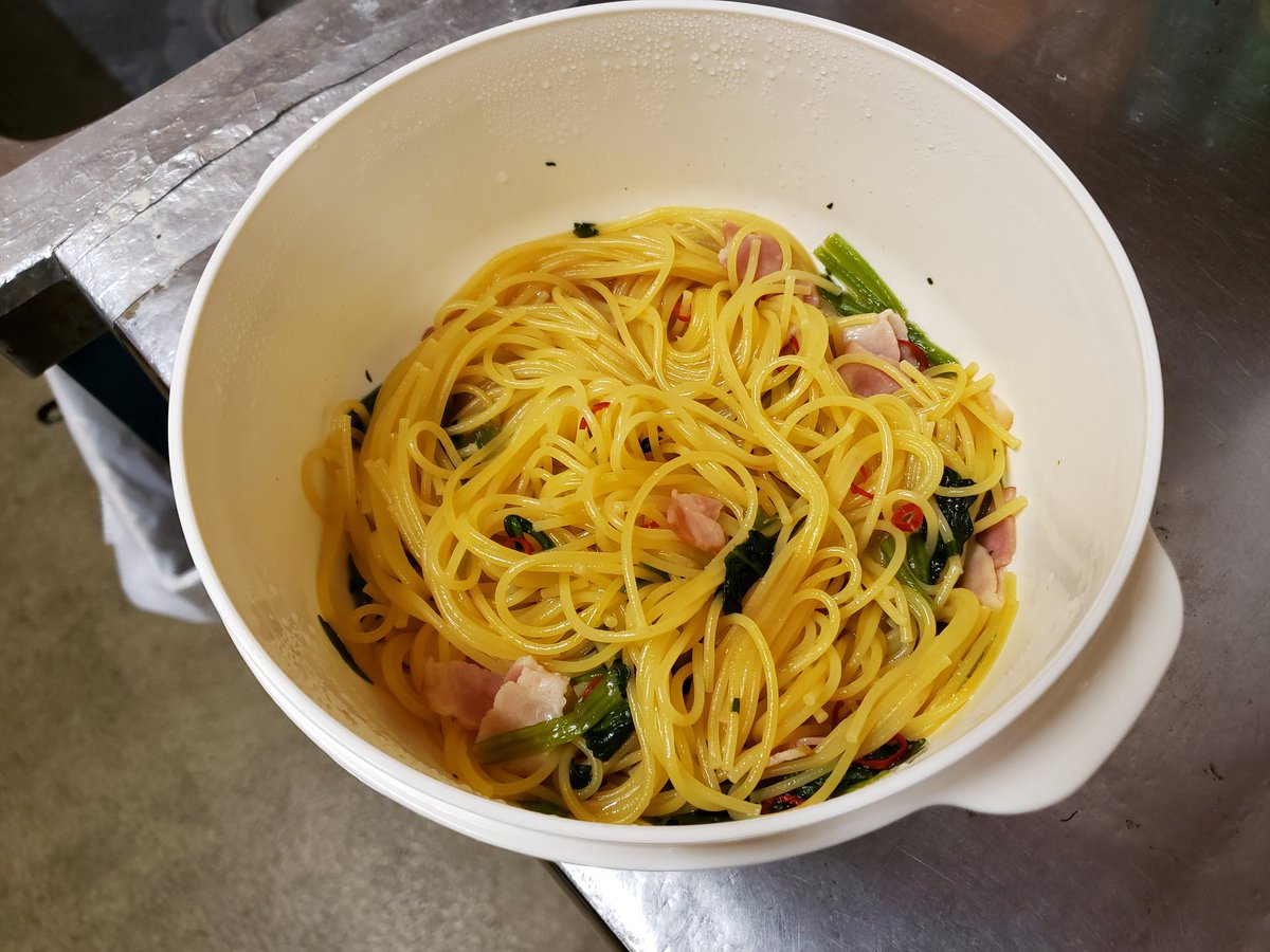 tamanegi_TF's tweet photo. パスタ5分茹で 1束
冷凍ほうれん草カット 適量
ベーコ�� ハーフの半分
コンソメキューブ 1個
輪切り唐辛子 適量
ニンニクチューブ 3cm
オリーブオイル 適量
塩 少々
水 230ml
●100均のレンジで作る即席ラーメンの容器に全部入れる。(パスタは半分に折って)
●レンジ600wで9分(途中で1度混ぜる)
#時短 https://t.co/J3CaC1isPj
