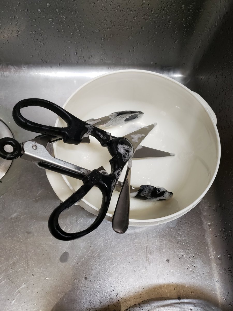 tamanegi_TF's tweet photo. パスタ5分茹で 1束
冷凍ほうれん草カット 適量
ベーコ�� ハーフの半分
コンソメキューブ 1個
輪切り唐辛子 適量
ニンニクチューブ 3cm
オリーブオイル 適量
塩 少々
水 230ml
●100均のレンジで作る即席ラーメンの容器に全部入れる。(パスタは半分に折って)
●レンジ600wで9分(途中で1度混ぜる)
#時短 https://t.co/J3CaC1isPj