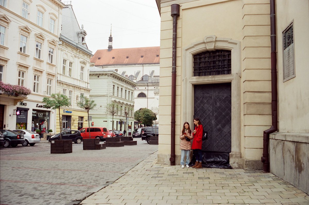 Oleksa_l_l_l's tweet photo. Lots of red is one of pros of Lviv. I even didn't try to find it. Just released shooter from time to time
#hexaraf #Lviv #streetphotography #kodak https://t.co/Pm5w1bvp8A