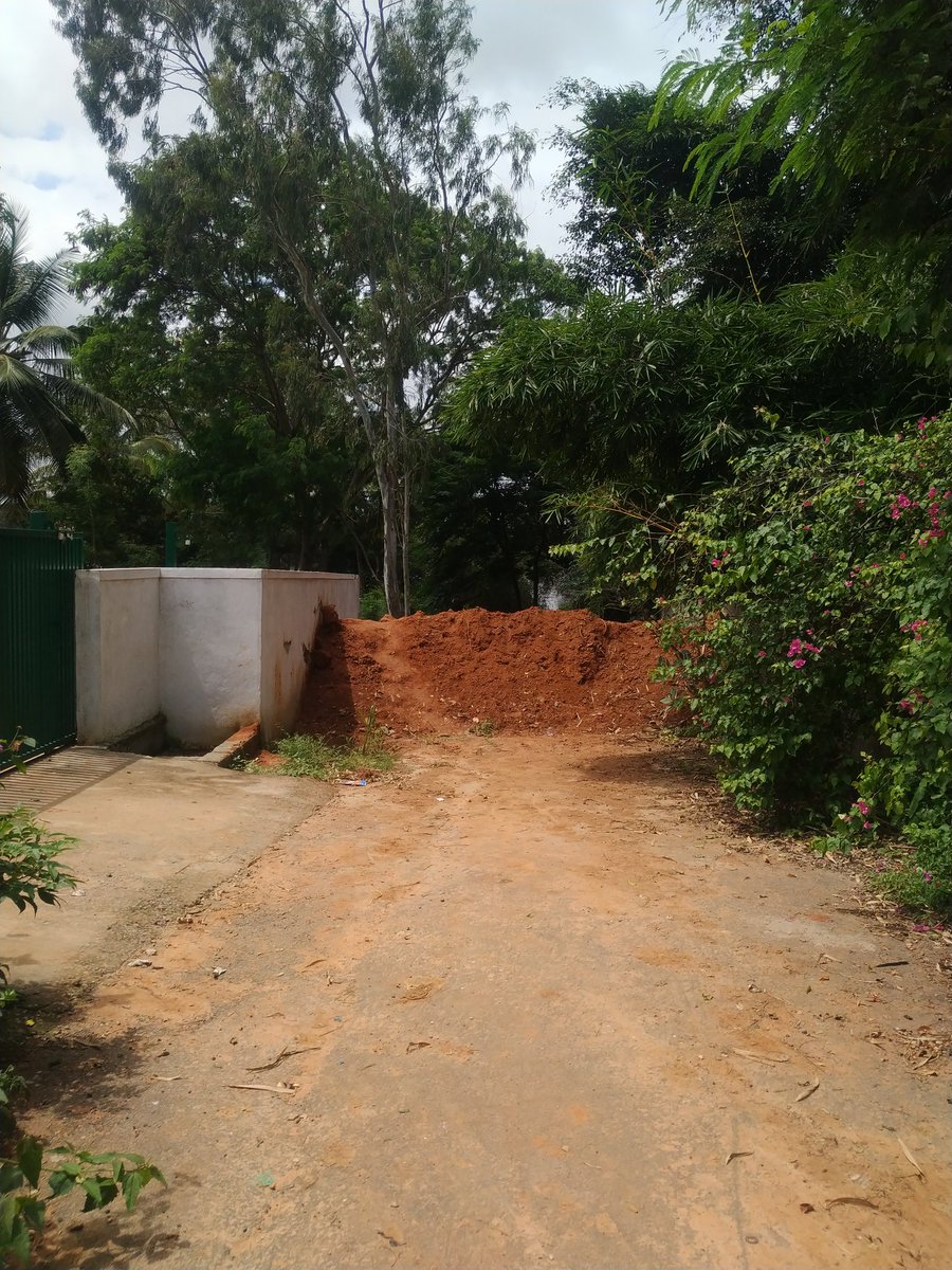 CivicOp_india's tweet photo. We have Gattahalli lake just 500m from the road but rainwater does not go there due to illegal blockade by private parties.

Check the picture of how public access and SWD are blocked. @captsanthoshkc @JManjunathIAS The lake is missing crucial rainwater filling. https://t.co/aCtunNjhJ3