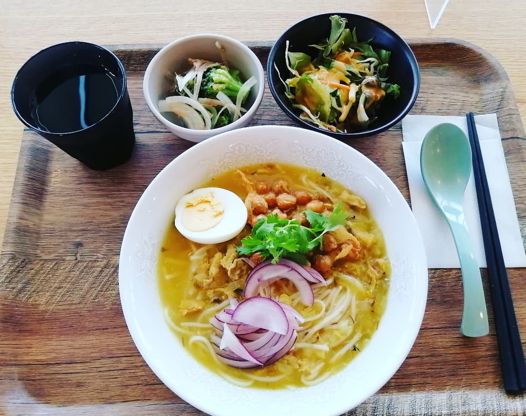 mcayanee's tweet photo. #モヒンガー 🇲🇲 #Mohinga 🍜🐟
懐かしい #ミャンマー の味。
It reminds me the traveling in #Myanmar 

やさしい麺、ちょいピリ辛スーブ、揚げた魚と豆、生たまねぎとパクチー。

やさしくて面白い人たち、楽しいお寺。当たり付きの #ミャンマービール (当たるとお金が貰える)旅の思い出もやさしい✨ https://t.co/Tymeu240RD