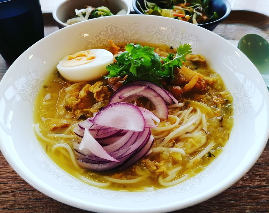 mcayanee's tweet photo. #モヒンガー 🇲🇲 #Mohinga 🍜🐟
懐かしい #ミャンマー の味。
It reminds me the traveling in #Myanmar 

やさしい麺、ちょいピリ辛スーブ、揚げた魚と豆、生たまねぎとパクチー。

やさしくて面白い人たち、楽しいお寺。当たり付きの #ミャンマービール (当たるとお金が貰える)旅の思い出もやさしい✨ https://t.co/Tymeu240RD