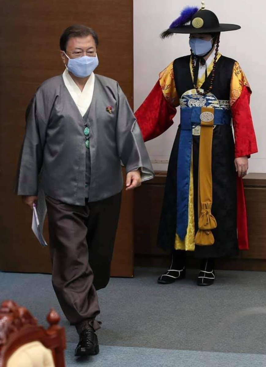 문가놈의 몸매는 머슴이구먼 
한복입고 폼내 보겠다고

이제 6개월밖에 안남았으니 
최후의 발악을 하는구나 

저 옆에 서있는건 탁현민라는 간신놈

간신 탁현민이 기획한거라네요