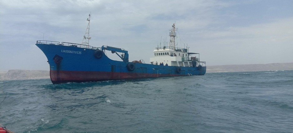 PERBUDAKAN DI KAPAL IKAN CHINA

Ini cerita para pemuda yang menyabung nyawa di neraka terapung berwujud kapal ikan China, Liao Dong Yu. Brando (28) adalah salah satunya. Awak kapal seperti dirinya dipaksa kerja nonstop dan minum sulingan air laut. Kematian tidak asing lagi.

UTAS