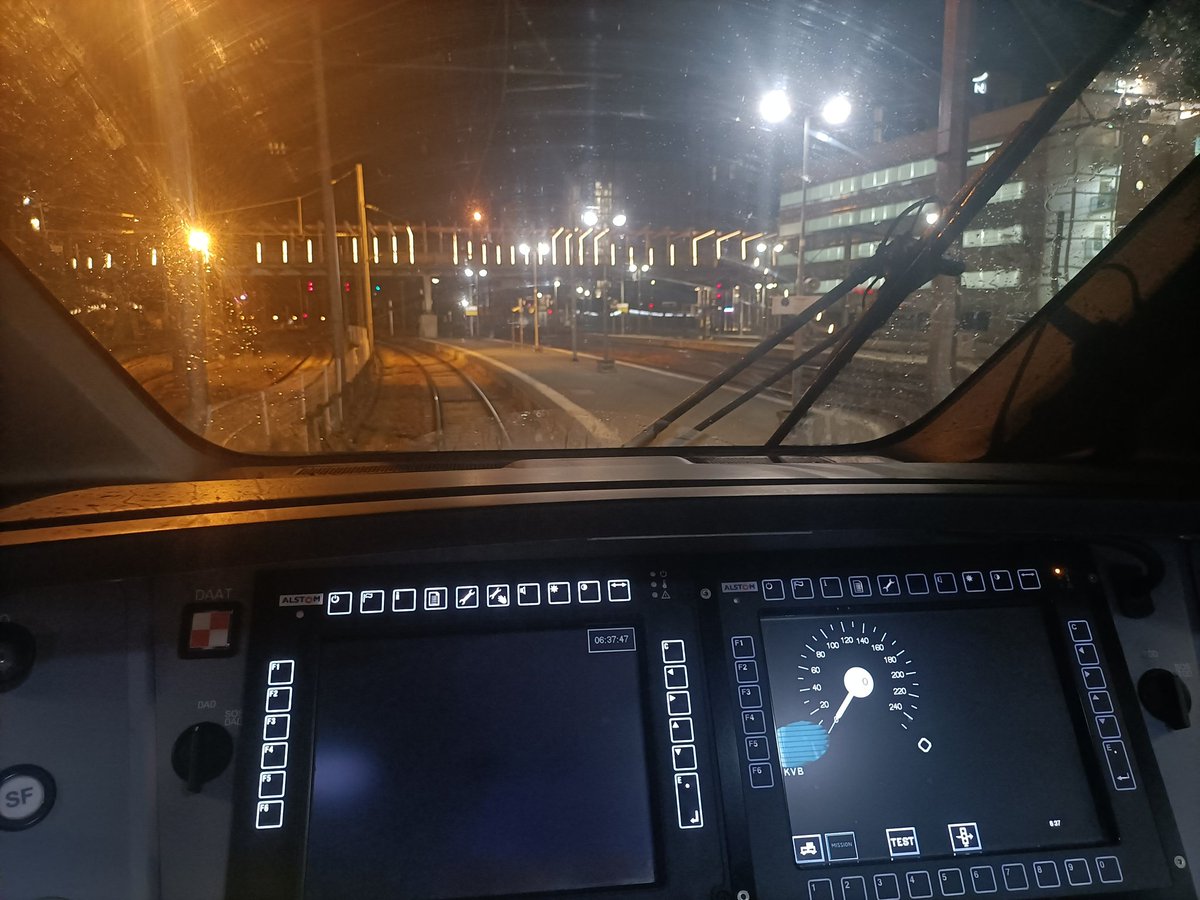 Nyco_ADC_Nantes's tweet photo. @TERPays2LaLoire Bonjour Kali et je suis prêt au départ voie E en gare #AngersStLaud pour faire le #ter857539 pour la destination de #Nantes
#aleops c'est parti et bonne journée à tous https://t.co/ZUbJ7cIK1Q