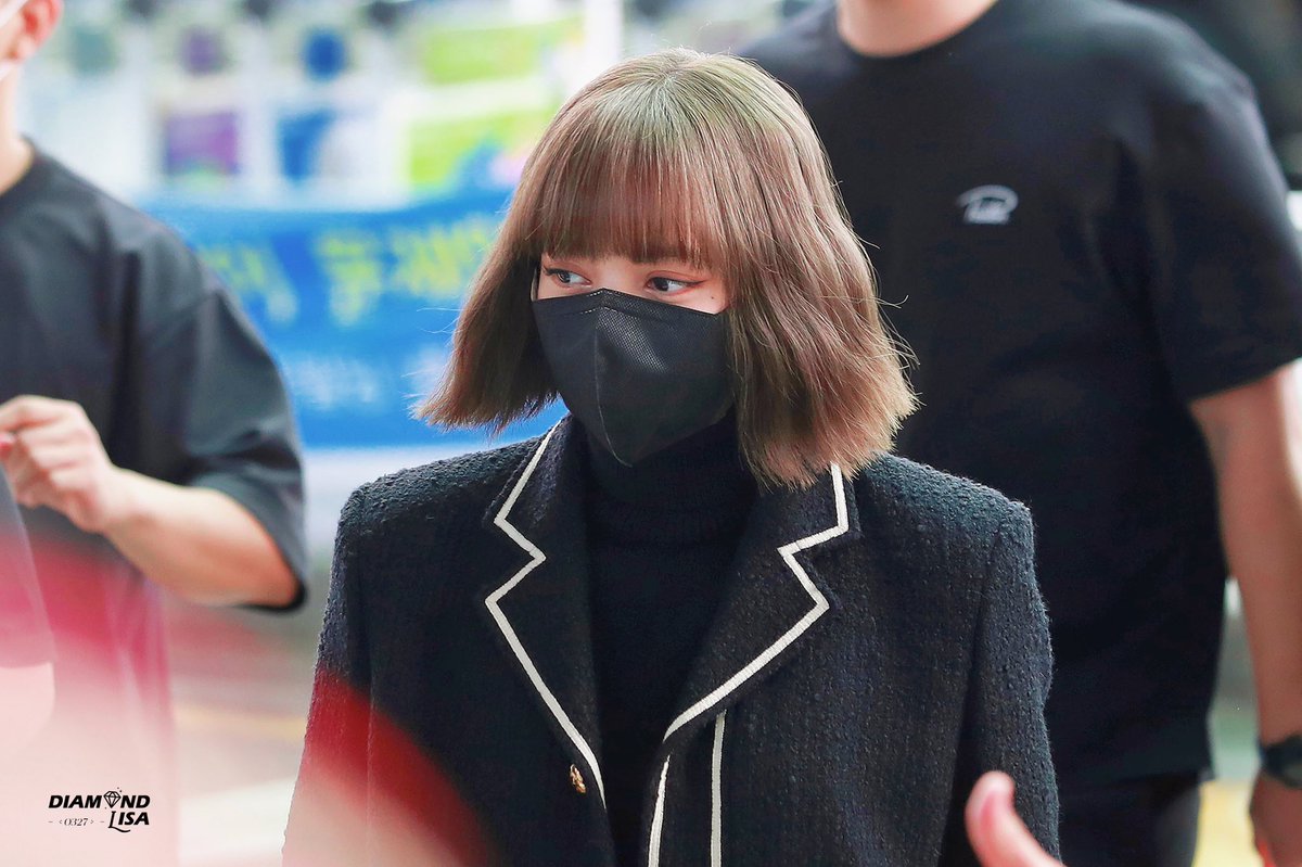 DiamondLISA0327's tweet photo. [HD] 𝟐𝟏𝟏𝟎𝟎𝟒 𝐈𝐂𝐍 출국

#LISA #LALISA
#리사 #라리사 https://t.co/3swilZoTC1