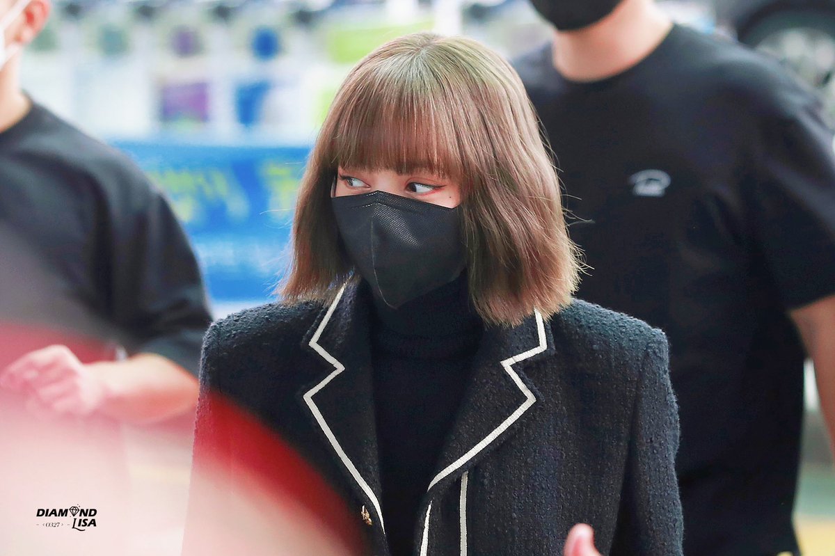 DiamondLISA0327's tweet photo. [HD] 𝟐𝟏𝟏𝟎𝟎𝟒 𝐈𝐂𝐍 출국

#LISA #LALISA
#리사 #라리사 https://t.co/3swilZoTC1