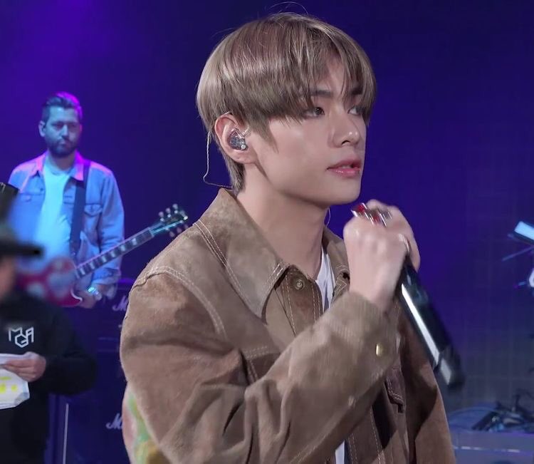 army_lightup97's tweet photo. Thought u can hide this taehyung from me forever 🥲 https://t.co/b183VFfLKj