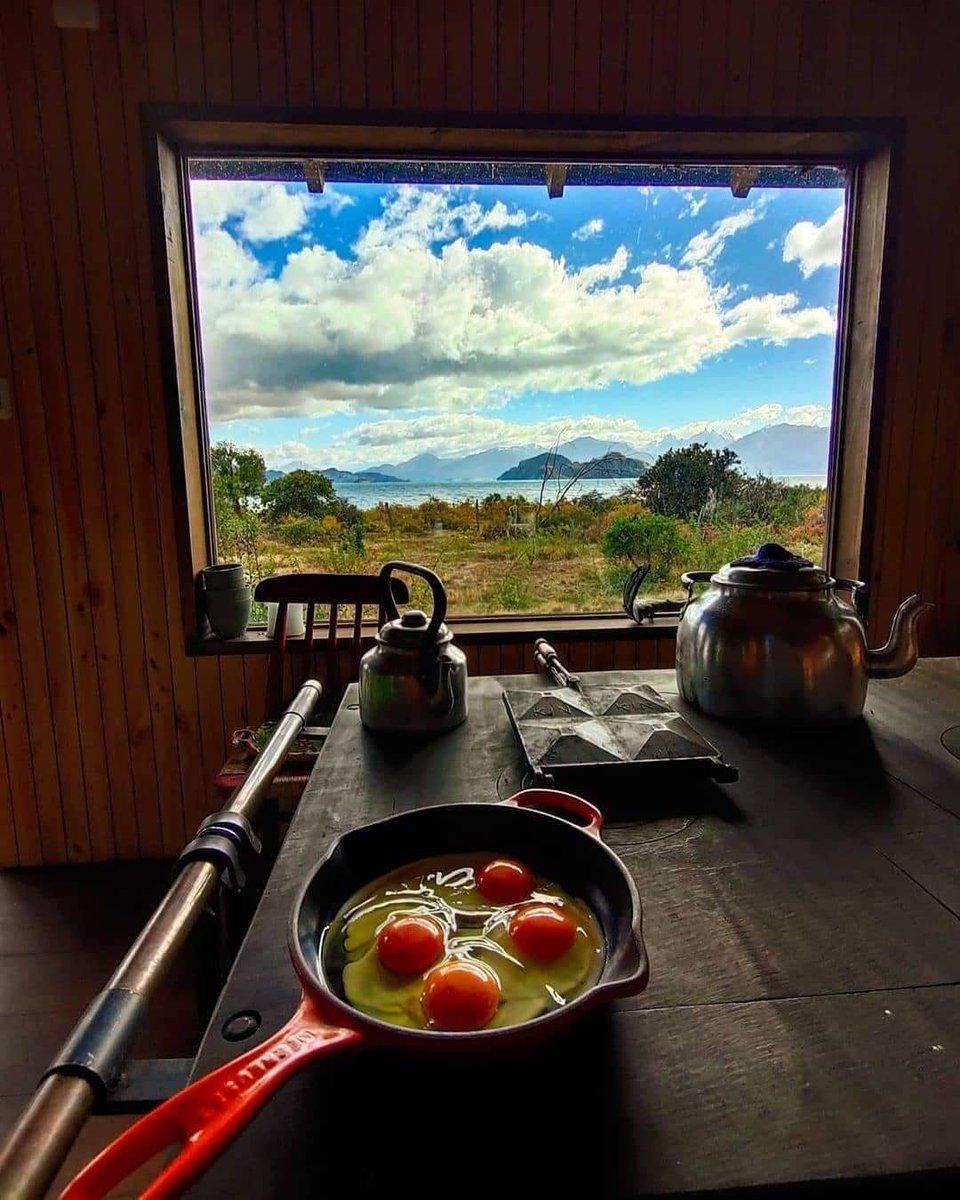 PerTurismoAysen's tweet photo. Un clásico desayuno con vista al maravilloso Lago General Carrera 🌊 🏞️💚
.
.
.
.
.
.
.
.
.
.
📷 @matiasassler
.
#viajerosporelsurdechile #amigosdechile #southamerica #southofchile #highlightscl #maravillasenchile #recorriendochile #nature #lamagiadelsur #viajeporchile https://t.co/hFDRQyj44h