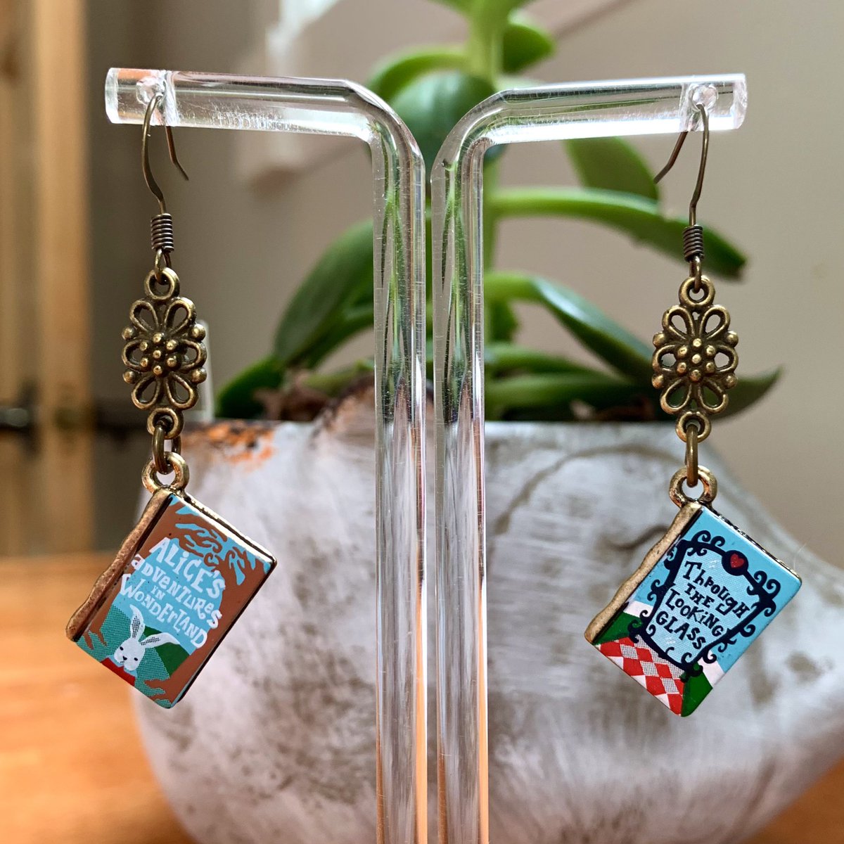 Everyone needs cute earrings in their collection! Lucky for you I have some in my shop!🥰

💫 theburrowdesigns.com 💫