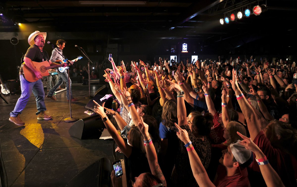 garthbrooks's tweet photo. There’s no place like home! #DiveBarOKC love, g https://t.co/Nm4tcMagXj