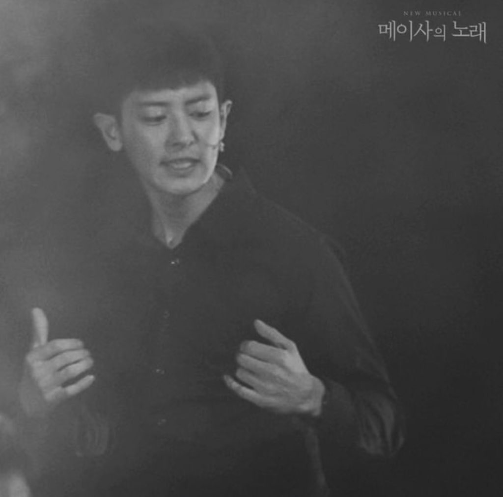 oshcuddles's tweet photo. #CHANYEOL as

an idol                         musical actor https://t.co/qY972gEisk