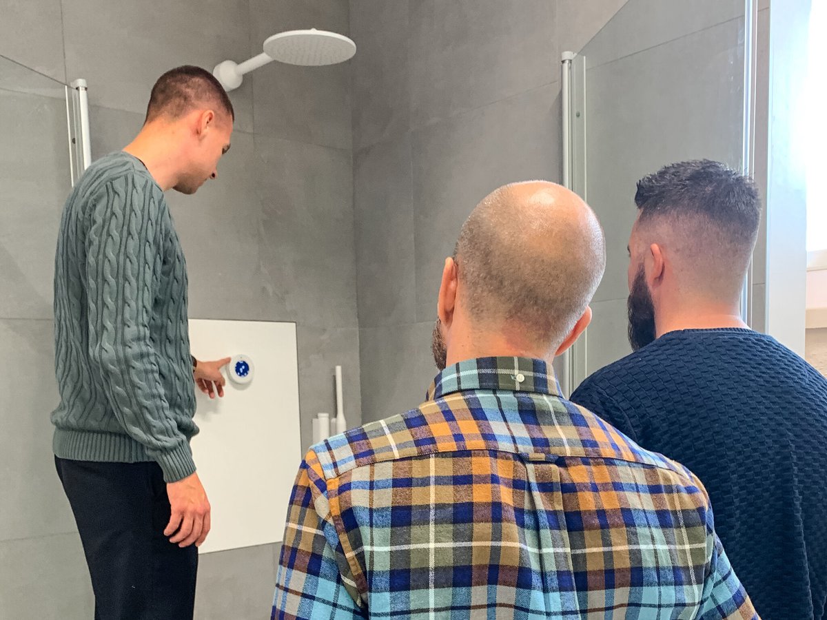 orbital_systems's tweet photo. Nu har vi dragit igång vårt återförsäljarprogram också. Först ut var Johnny från Rörpulsen och Fredrik på Ejes Golv som vi har pratat vatten, hållbarhet och installation av Orbital Shower med. Trevligt umgänge och en hård match padel stod också på agendan. https://t.co/MmhmUeGrx7