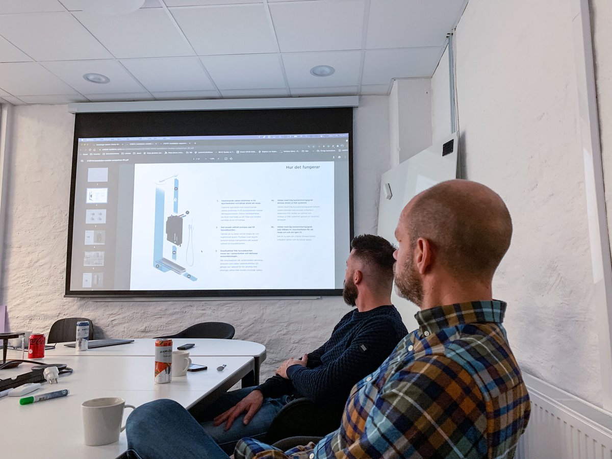 Nu har vi dragit igång vårt återförsäljarprogram också. Först ut var Johnny från Rörpulsen och Fredrik på Ejes Golv som vi har pratat vatten, hållbarhet och installation av Orbital Shower med. Trevligt umgänge och en hård match padel stod också på agendan.