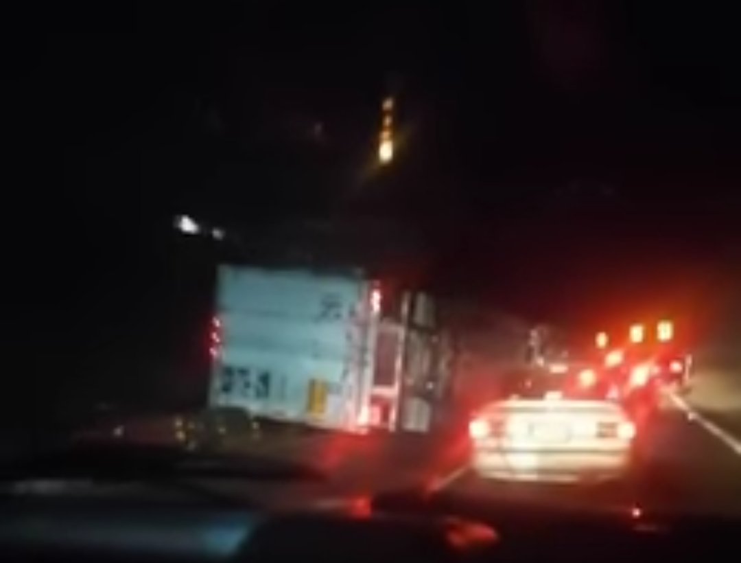 marianapt57's tweet photo. Operador reporta 10-42 provocado por los fuertes vientos bajando la #Rumorosa 7-6 #Mexical estan por confirmar el km @Kikooman83 @GalyRous @leonardotlaquix @DELFINAZUL691 @RousCarrillo6 https://t.co/YvfqJBUEAT