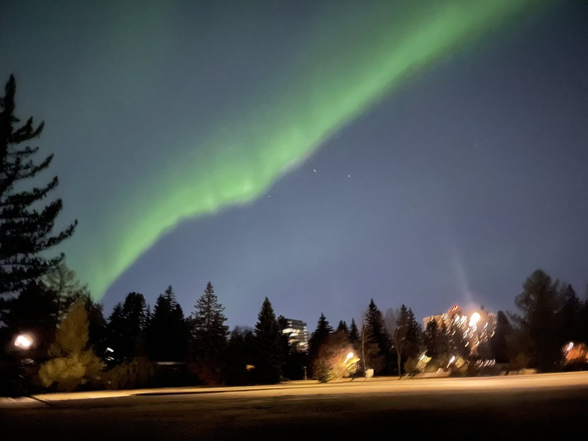 jassyk08's tweet photo. I missed this view today 😲🥺❤️❤️ This is amazing #NorthernLights #yeg lightening up the skies of Edmonton today 😍😍 #phenomal
#NorthAmerica https://t.co/lL4xPFQQXr