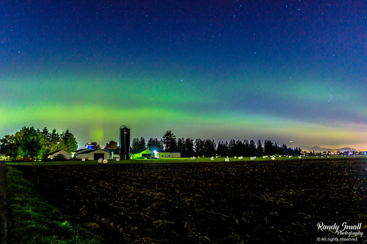 Dream shot for me tonight! #Aurora over my wife's growing up #farm! #Lynden, WA looking NE towards #Abbotsford, #BC. #wawx #bcstorm @NWSSeattle @spann @ThePhotoHour @StormHour @ScottSeattleWx @MorganKIRO7 @AbbyNews @abbyacone @ShannonODKOMO @FraserVN