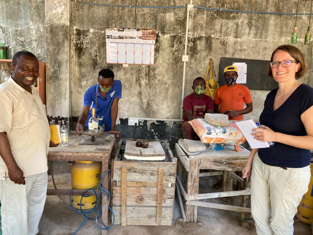 managerfuermens's tweet photo. Karibu Tanzania!
Unsere Beraterin auf Zeit Britta ist gut in Dar-es-Salaam angekommen! Für die nächsten 3 Monate wird sie die Fair-Trade-Organisation AfriCraft unterstützen. 
Du hast auch Lust auf ein Social Sabbatical?
https://t.co/5A3ojLbTyf https://t.co/Di7q96S3xe