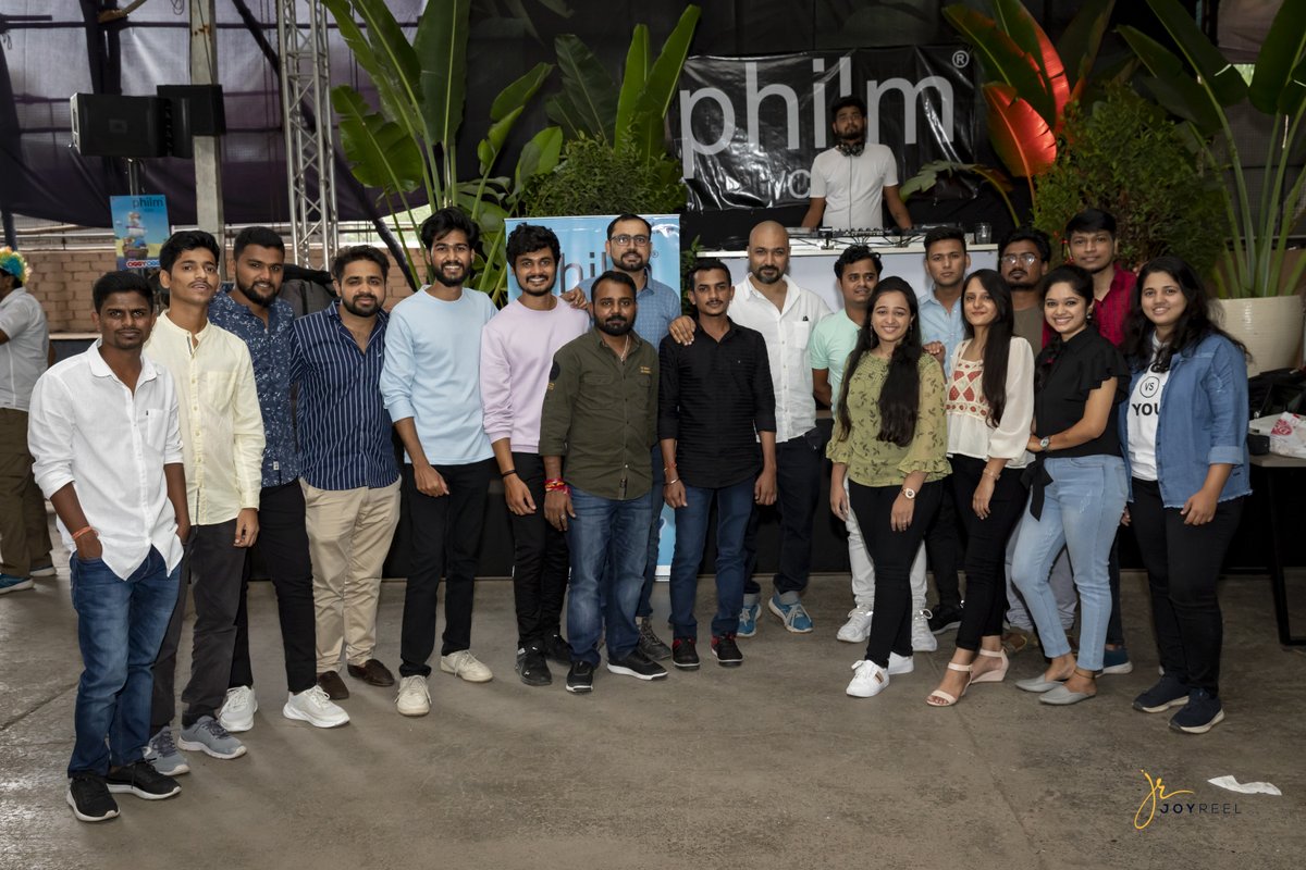 PhilmCGI's tweet image. Teamwork makes Dream work! 
.
.
.
#philmcgi #philmycrew #partyscenes #philmystyle #teamwork #dreamwork #animation #vfx #anime #animationart #vfxlife