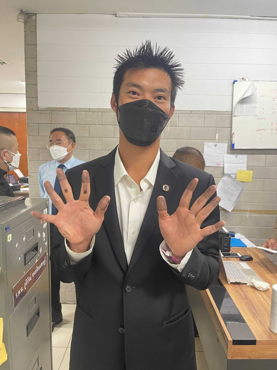 Thanathorn_FWP's tweet image. วันนี้มารับทราบข้อกล่าวหา คดี 112 ที่สองของผม ขอใช้โอกาสนี้ให้สังคมทราบกันว่านี่เป็นยุคที่เกิดคดีทางการเมืองมากสุดในประเทศไทย ที่รบ.ใช้กฎหมายกดขี่ปิดปากประชาชน

ทุกวันนี้เกิดคดีทางการเมืองกว่า 800 คดี มีผู้ถูกกล่าวหากว่า 1,500 คน เฉพาะมาตรา 112 มีผู้ถูกดำเนินคดีมากกว่า 150 คดี