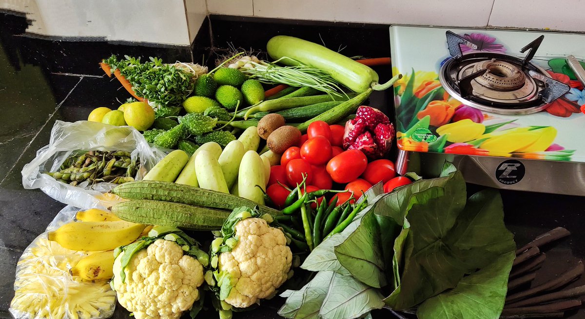 PallaviJaiswal0's tweet photo. What a stressbuster this is ! Fresh vegetables and fruits from a nearby Mandi 😍 Off from work for a day 💜 

Will be posting few of the cuisines I will cook today ☺ 

#vocalforlocal #green #veggies #stressrelief #offfromwork #tuesdaymotivations #tuesdaymotivations https://t.co/NkEpo7ipJf