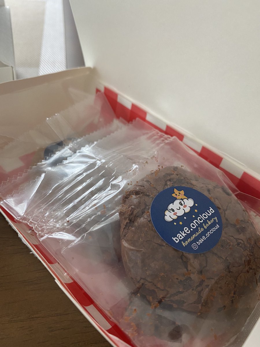 syderbay_'s tweet photo. ไม่ผิดหวังเด้อพส ครีมชีสคุ๊กกี้อร่อยมากหวานน้อยสมใจมาก 🥺🍪  มาถึงก็แกะกินเลย 5555555 #รีวิวคุ้กกี้oncloud @bakeoncloud https://t.co/jz4yxEVZnm