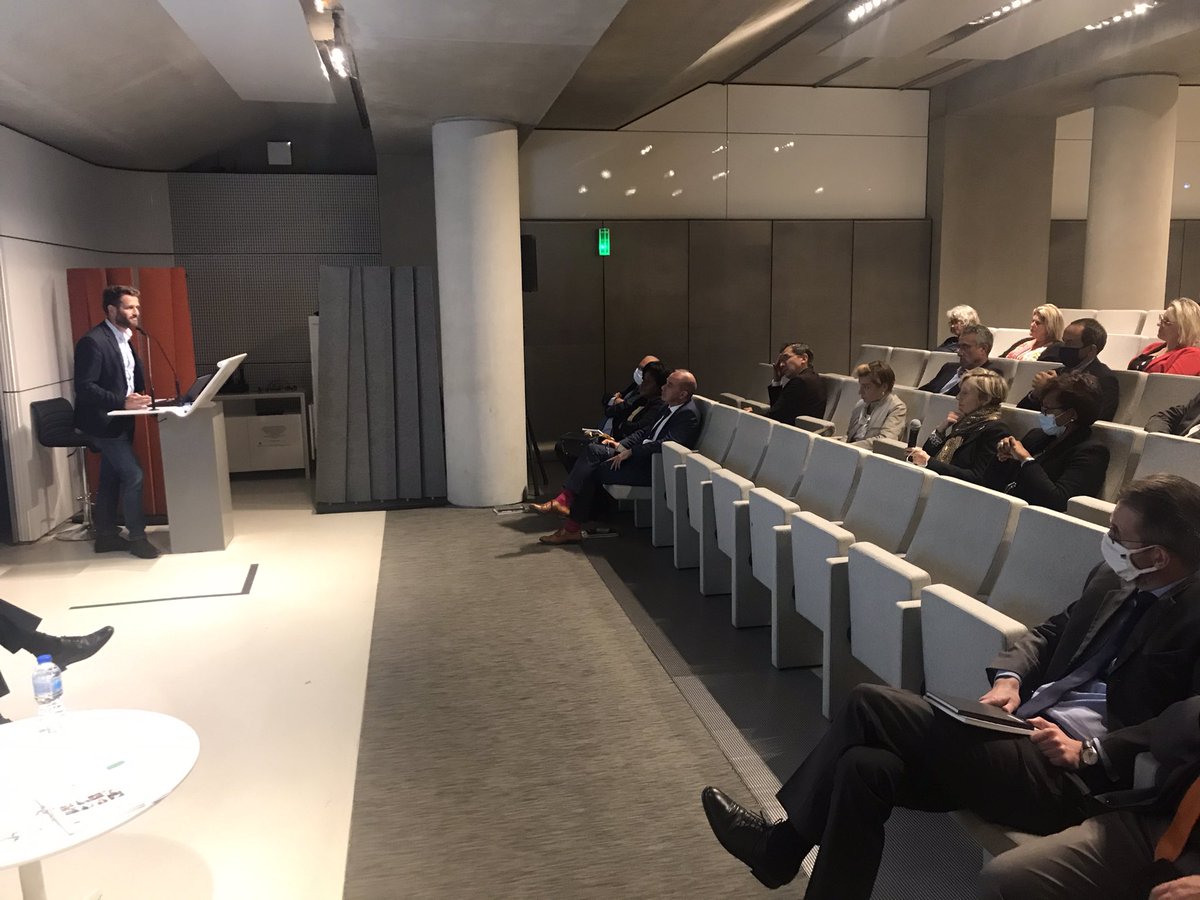 laurentmichel75's tweet photo. Remerciements au siège @Interiale des contributeurs du guide du #management innovant en présence du spécialiste #RH @Francois_bert #Discernement et du président @Bachelier_G et du général Thierry Thomas , représentant #AMICHEMI. https://t.co/v9G5fTNKia