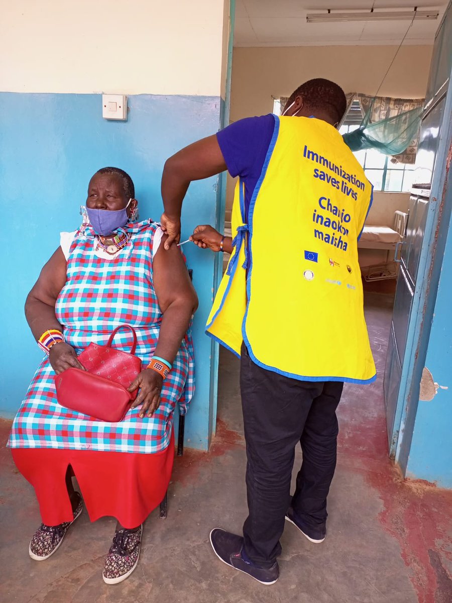 Amref_Kenya's tweet photo. Getting vaccinated and adhering to #COVID19 preventive measures protects you and your loved ones from possible infection. #WearAMask #GetVaccinated #AvoidCrowds @MOH_Kenya @YEDNetworkKe @YouthActKE @weks_note https://t.co/JfIAJ2WBwU