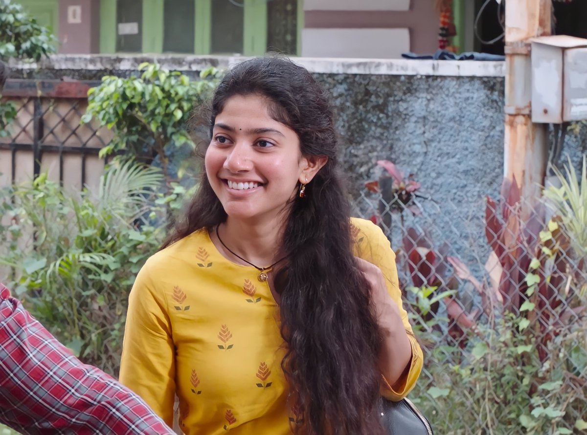 Hd pics from #AyPilla song 
(Enhanced pics) 

@Sai_Pallavi92 @chay_akkineni #SaiPallavi #NagaChaitanya #LoveStory #MagicalBlockBusterLoveStory