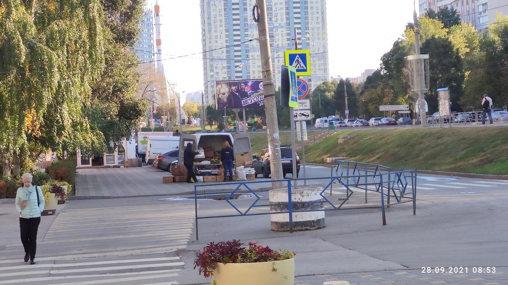 Roman01384886's tweet photo. @D_Azaroff Прошу навести порядок возле Магнита по проспекту Ленина, 16. Торговая деятельность ведётся из ТС "ГАЗ" А570АТ163, что образует состав правонарушения по ст. 6.1 Закона СО N 115-ГД, ст. 14.1 КоАП РФ, а также без средств защиты органов дыхания (ст. 20.6.1 КоАП РФ). https://t.co/AynrkOPloF