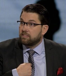 Morgan_Finnsio's tweet photo. Jimmie Åkesson skriker att han inte är nazist.

Samtidigt anställer han en tjänsteman i riksdagen som enligt #SD:s egen definition är – nazist. 

https://t.co/P7ukM7cvvO https://t.co/oq8ga264tM