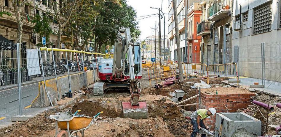 AgustiColomines's tweet photo. L'@bcn_ajuntament tala 103 arbres al c. de Tànger i només el 2% estaven malalts. Ho fa per instal·lar un carril bici, quan al carrer de sota, Sancho de Ávila, que és pràcticament tot ell de vianants (hi ha la superilla), ja en té un. Urbanisme primitiu contra cotxes i arbres. https://t.co/KyQNOVfHj5