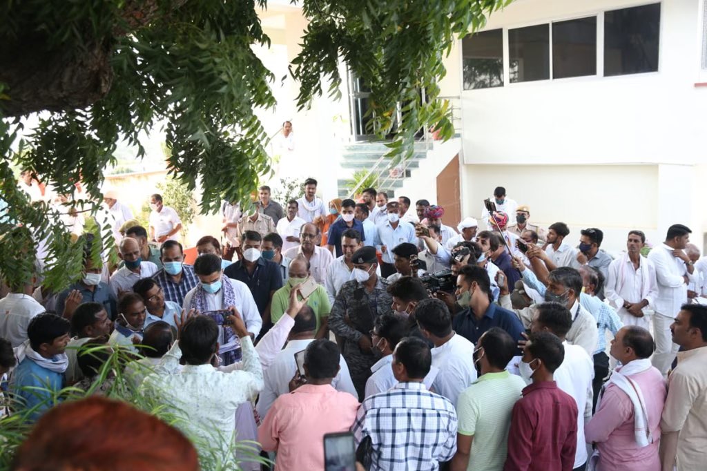 टोंक दौरे के दूसरे दिन आज क्षेत्रवासियों से मुलाकात कर उनकी समस्याओं का निस्तारण किया।
क्षेत्र के समुचित विकास एवं जनहित के कार्यों के प्रति समर्पित रहना हमारा उद्देश्य है।