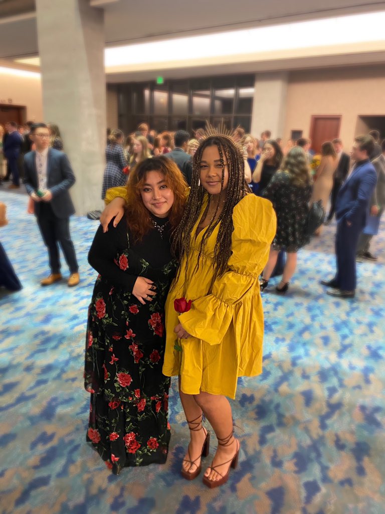 AshGaint's tweet photo. i wore heels for my gf and yet she still towers over me. https://t.co/9hBDZAThVK