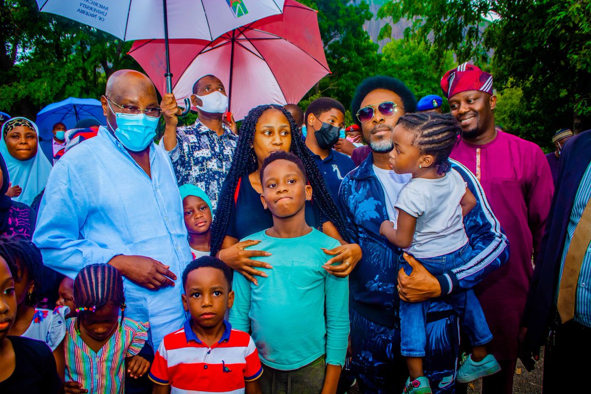 mikeachimugu01's tweet photo. Gospel music star Samsong politely requested a picture with His Excellency Atiku Abubakar. I told Waziri, "He's a singer, but of the gospel."
Atiku goes, "Is he Nigerian?"
"Yes sir"
"Then let him have his photo. Gospel is Gospel, Mike."

Core message: IS HE NIGERIAN? https://t.co/LcMTTQzE7L