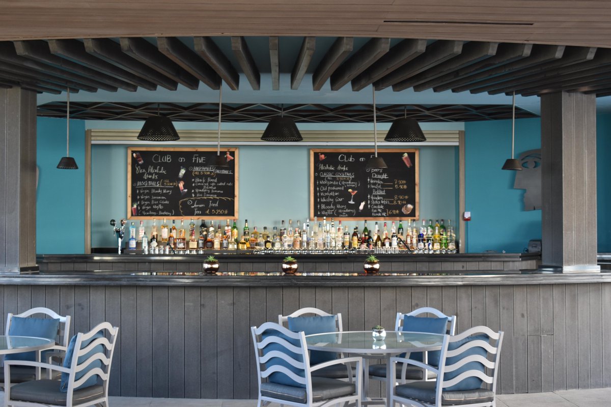 Stop by Club On Five before summer ends and enjoy handcrafted cocktails!
.
.
.
.
.
.
#sheratonamman #amman #ammanjordan🇯🇴 #jo #beamman #goodvibes #goodtimes #hotels #myamman #funtime #love #MarriottBonvoy #Views #Ammani #Skyline #bonvoytraveller