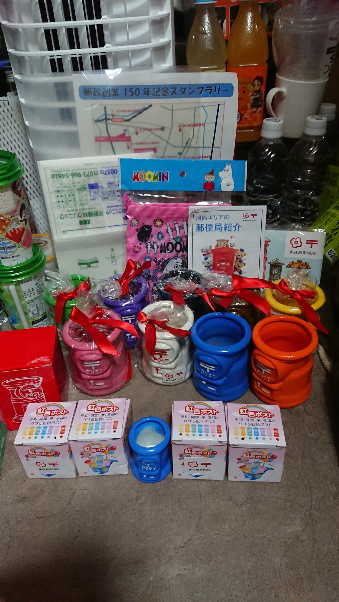 リリカドール 改めて貰った景品達 笑 郵便ポストのペン立てがいっぱい 後は透明クリアファイルの中に恐らく大阪限定ケースにマスクケース 更にマスクケース追加で最後の郵便局でムーミンの袋貰えた ムーミンの袋については 恐らくその郵便局では初めて