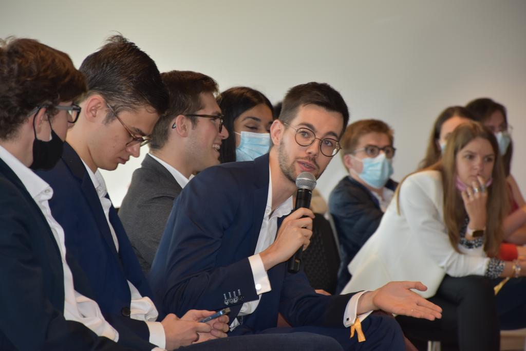LJNConquerants's tweet photo. Cette journée consistait à rassembler des jeunes élus, jeunes engagés, associations citoyennes et des élus pour adopter et signer le #ManifesteNormandieJeunes, composé d'actions à mener jusqu'au premier tour de la présidentielle pour sensibiliser les jeunes au vote, en France 🇨🇵 https://t.co/FjMXT2vVf7