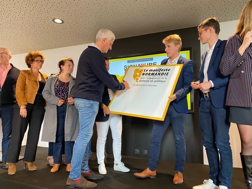 LJNConquerants's tweet photo. Un très grand merci à @Herve_Morin et aux élus pour leur présence, leur soutien et signature du #ManifesteNormandieJeunes !

Ce fut un plaisir et un honneur de vous compter à nos côtés ! https://t.co/1mySPA0RF8