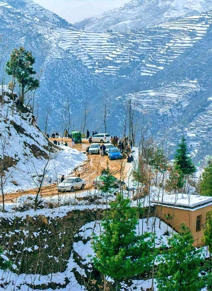 AkhroatKhan's tweet photo. Snow fall first spell😍❤️ ❄️🌨️☃️
#BeautyOFpakistan
#PakistanExplorer https://t.co/huakSBN7U9