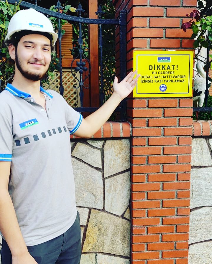 İzinsiz yapılan kazı çalışmalarının, boru hatlarına zarar verebileceği, can ve mal güvenliği konusunda tehlike oluşturabileceği ve gaz kesintilerine neden olacağına işaret eder. şüpheli durumlarda alo 187 doğal gaz acil hattını arayabilirsiniz.
#187acil