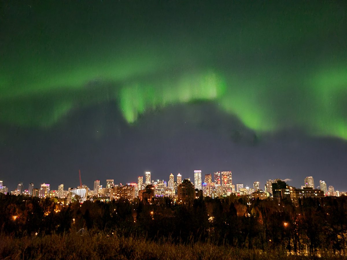 cgystormcat's tweet image. Unbelievable!!! #yyc #abstorm #backofcamera #NorthernLights #AuroraBorealis #Aurora