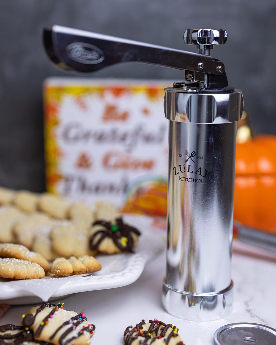 ZulayKitchen's tweet photo. A month to make lots and lots of cookies and celebrate the upcoming holidays with Zulay Kitchen and our cookie press!🍪
As @delicioussbycece tells us, she made over 50 delicious decorated cookies in just a few minutes and they look very much  delicious!
#cookies #cookiepress 🥳 https://t.co/1VhGCOhVPz