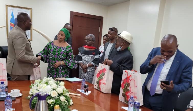 FAKA_FOUNDATION's tweet photo. L'hon #ASSANI_ALOU dit hoe du terrain a rencontré l'excellentissime @Evebazaiba. Au cours de leur speech il l'a félicitée pr la fin de la mauvaise exploitation minière à #Basoko et l'intention de poursuivre jusqu'à #Banalia💪👇
@AssembleeN_RDC https://t.co/372HzsKKTm